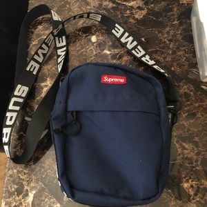 Surpreme shoulder bag used maybe once maybe it is authentic!!